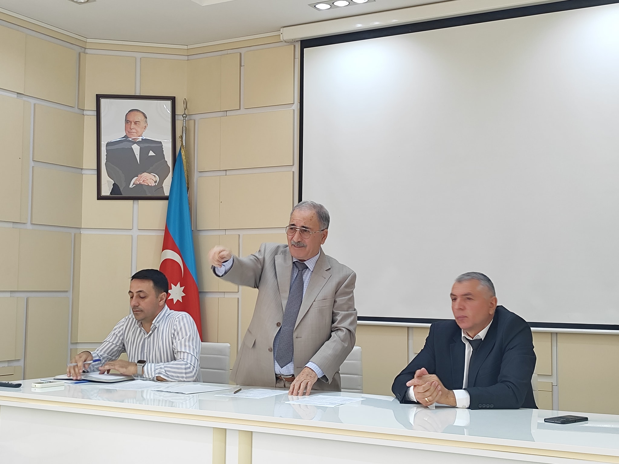 The Director General of the Institute of Soil Science and Agrochemistry held a meeting with the Institute's young scientists.